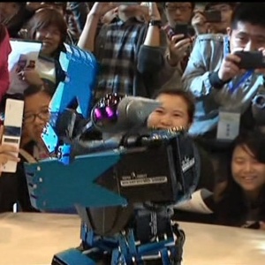 Robô que venceu concurso de dança na China com coreografia ao som de "Gangnam Style" - BBC