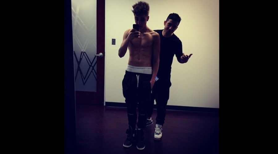 Justin Bieber exibiu a cueca durante um ensaio de dança (5/11/12). A imagem foi divulgada pelo cantor por meio de sua página do Twitter. "Eu e Nick de Moura no ensaio de dança", escreveu ele no microblog