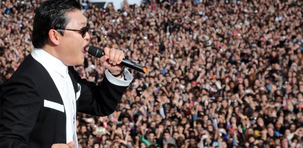 Psy faz show para milhares de pessoas em flash mob na cidade de Paris (5/11/12) - AFP PHOTO / THOMAS SAMSON