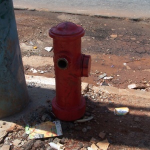 Um dos dois hidrantes instalados na favela de Vila Prudente não possui mangueiras - Fabiana Nanô/UOL