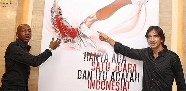 Amaral exibe cartaz de publicidade sobre a liga da Indonésia com a sua imagem - Arquivo pessoal