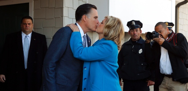 O candidato republicano à Presidência, Mitt Romney, beija sua Mulher, Ann Romney, depois de votar - Brian Snyder/Reuters