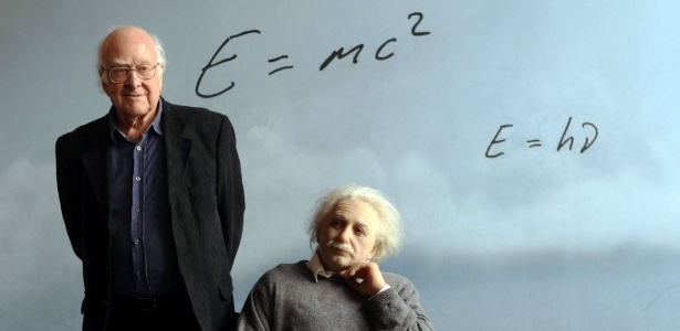 O físico Peter Higgs, pai da teoria do bóson de Higgs, posa ao lado de estátua de Albert Einstein, em Barcelona, na Espanha - Toni Albir/EFE
