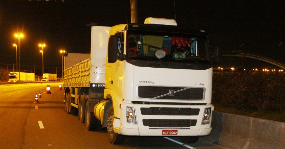 6.nov.2012 - Policiais militares conseguiram recuperar caminhão roubado após perseguição e tiroteio na marginal Tietê, nas proximidades da ponte Vila Guilherme, em São Paulo (SP)