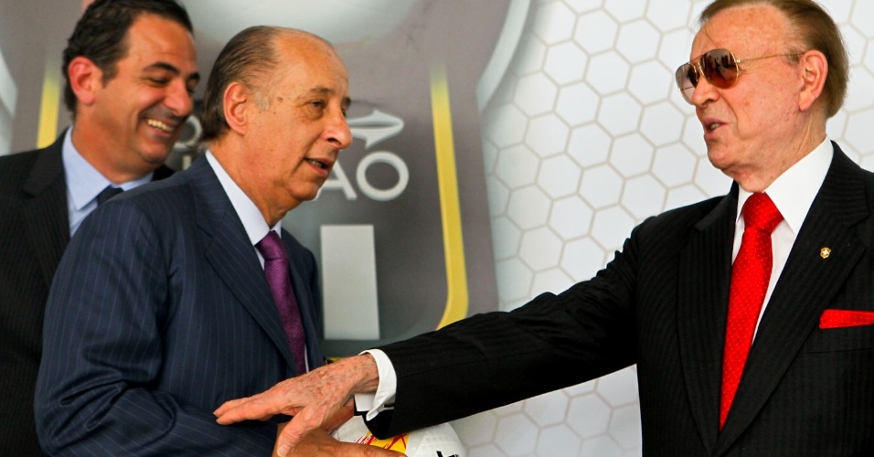 José Maria Marín e Marco Polo del Nero com a bola do Paulista 2013, que custará R$ 299,99 ao público