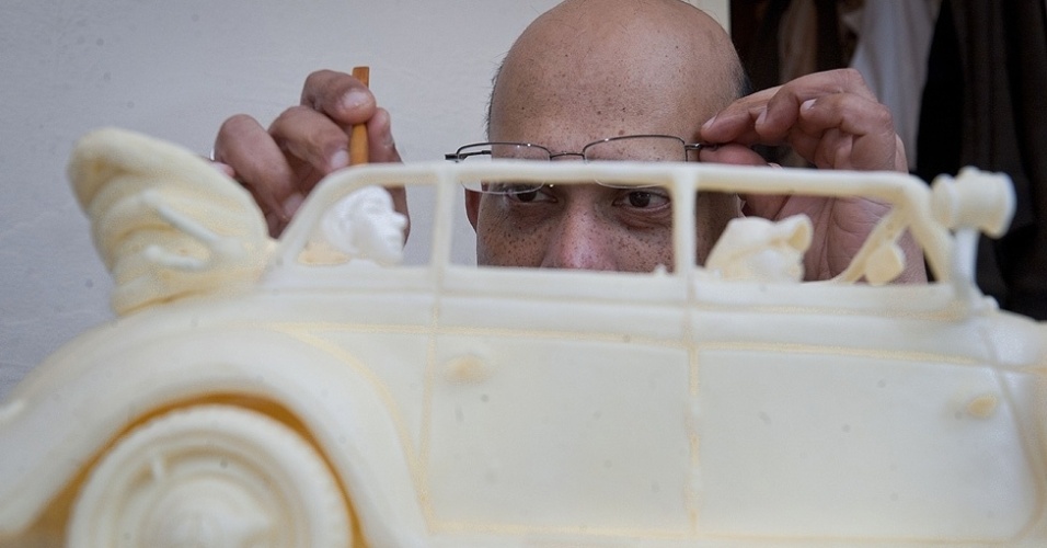 Athukorale passa meses trabalhando em cada uma de suas obras, usando pequenos bisturis para criar as cenas - Caters 