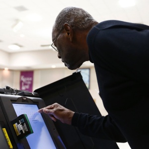 Bill Partlow, coordenador de seção eleitoral em Pineville, na Carolina do Norte (EUA), desbloqueia urna eletrônica antes do começo da votação no Estado no dia 6 de novembro de 2012, dia de eleição presidencial no país - Chris Keane/Reuters