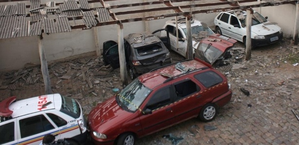 Carros são danificados após explosão provocada por estranhos em sede da PM de Campo Belo (MG) - Rodrigo Dias