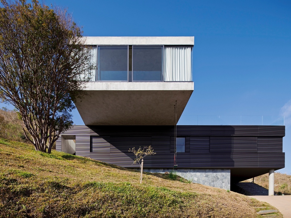 Casa EG, assinada pelo arquiteto Marcelo Alvarenga, do escritório Play Arquitetura, está estruturada em quatro níveis e três blocos construtivos. Com linhas retas, a arquitetura limpa contrasta com a paisagem serrana de Nova Lima, na região metropolitana de Belo Horizonte (MG) - Leonardo Finotti/ UOL