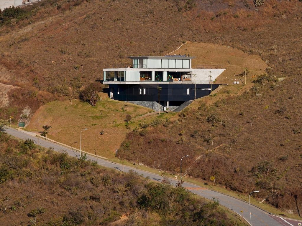 Casa EG, assinada pelo arquiteto Marcelo Alvarenga, do escritório Play Arquitetura, está estruturada em quatro níveis e três blocos construtivos. Com linhas retas, a arquitetura limpa contrasta com a paisagem de serras de Nova Lima, na região metropolitana de Belo Horizonte (MG) - Leonardo Finotti/ UOL