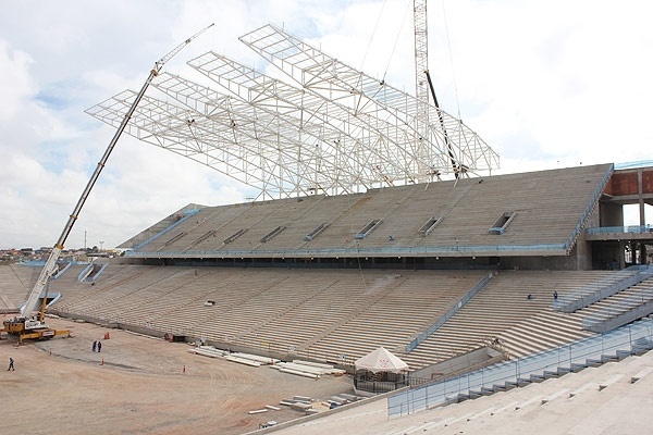 06.11.2012 - Com 55% das obras concluídas, o quinto módulo da estrutura metálica da cobertura do prédio leste do Itaquerão foi colocado (6/11/12)