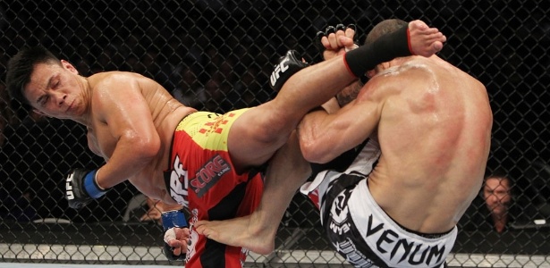 Cung Le aplica chute rodado em Wanderlei Silva no revés para o brasileiro pelo UFC 139 - UFC/Divulgação