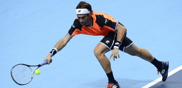 Ferrer alcança bola de Del Potro durante estreia nas Finais da ATP - Dylan Martinez/Reuters