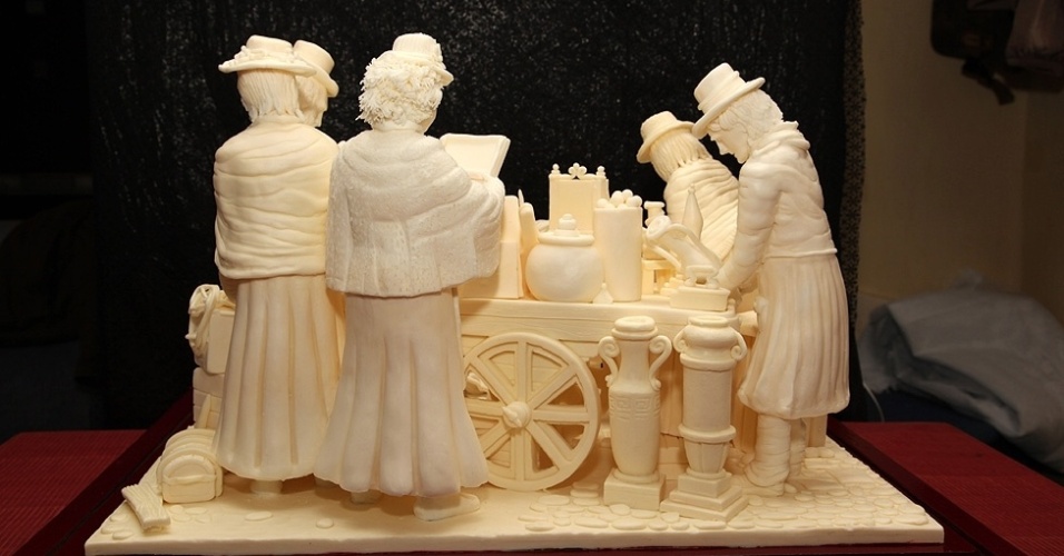 Ele cria uma estrutura em aço inoxidável e com fios. O escultor então cobre tudo com a margarina e começa a esculpir cuidadosamente - Caters 