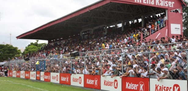 Estádio Nicolau Alayon superlotado durante a final da Copa Kaiser 2011