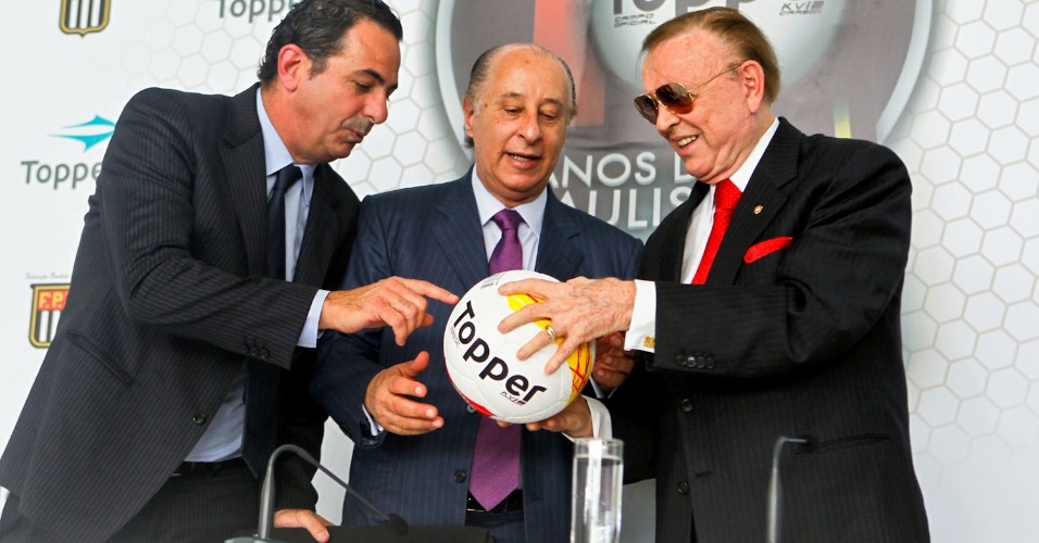 Fernando Beer, diretor artigos esportivos da Alpargatas, Marco Polo Del Nero, presidente da FPF e José Maria Marín, presidente da CBF, apresentam a bola do Paulistao de 2013