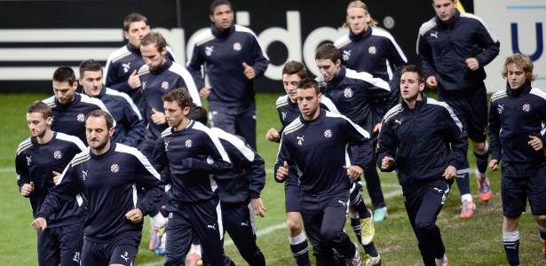 Jogadores do Dínamo Zagreb treinam em Paris antes de jogo pela Liga dos Campeões - AFP