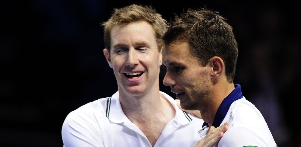 Jonathan Marray (e) e Frederik Nielsen comemoram vitória nas Finais da ATP - Glyn Kirk/AFP