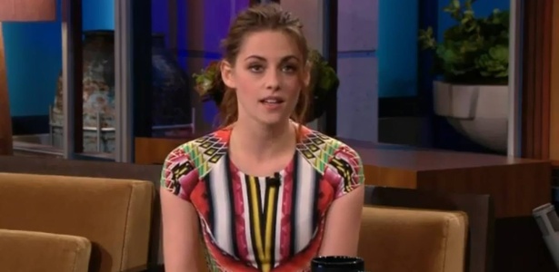 Kristen Stewart participa do programa de TV "The Tonight Show", do comediante Jay Leno (5/11/12) - Reprodução/Youtube