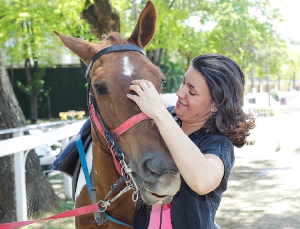 Michelle Rodrigues faz equoterapia há três meses com a égua Chuva no Jockey Clube de São Paulo - Fernando Donasci/UOL