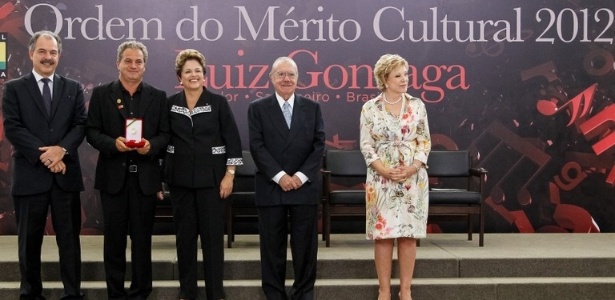 O cineasta Breno Silveira recebe a Ordem do Mérito Nacional das mãos de Dilma Rousseff - Roberto Stuckert Filho/PR