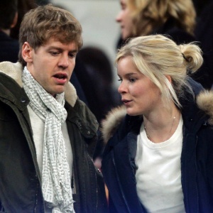 Sebastian Vettel, piloto de Fórmula 1, e sua namorada, Hanna Prater, conversam durante jogo do Campeonato Espanhol entre Barcelona e Valencia (19/02/2012) - undefined