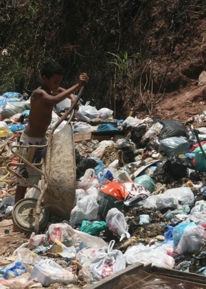 Moradores de Belford Roxo aproveitaram a paralisação da coleta de lixo para faturar uma renda extra transportando lixo doméstico - Zulmair Rocha/UOL