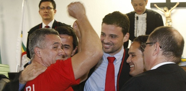 Com advogados, Bola (de vermelho) comemora sua absolvição da acusação da morte de ex-carcereiro - João Godinho/O Tempo