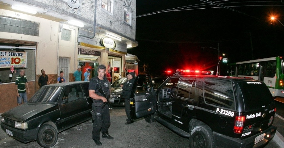 7.nov.2012 - Policiais do Deic (Departamento Estadual de Investigações Criminais) realizam operação na região da Vila Brasilândia, na zona norte de São Paulo (SP)