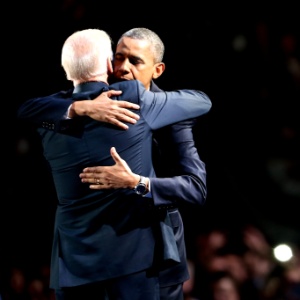 Barack Obama abraça seu vice, Joe Biden, após discurso da vitória em novembro de 2012 - Spencer Platt/Getty Images/AFP 