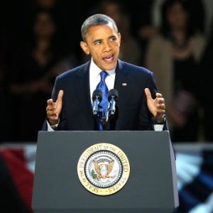 Obama no discurso em que celebrou a vitória nas eleições; mais uma vez, com apoio esportivo - Scott Olson/Getty Images/AFP