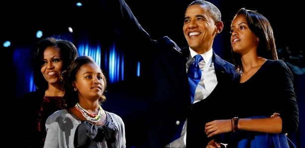 Presidente reeleito Barack Obama saúda os apoiadores de sua campanha junto da primeira-dama Michelle Obama e suas filhas Sasha e Malia - Kevin Lamarque/Reuters