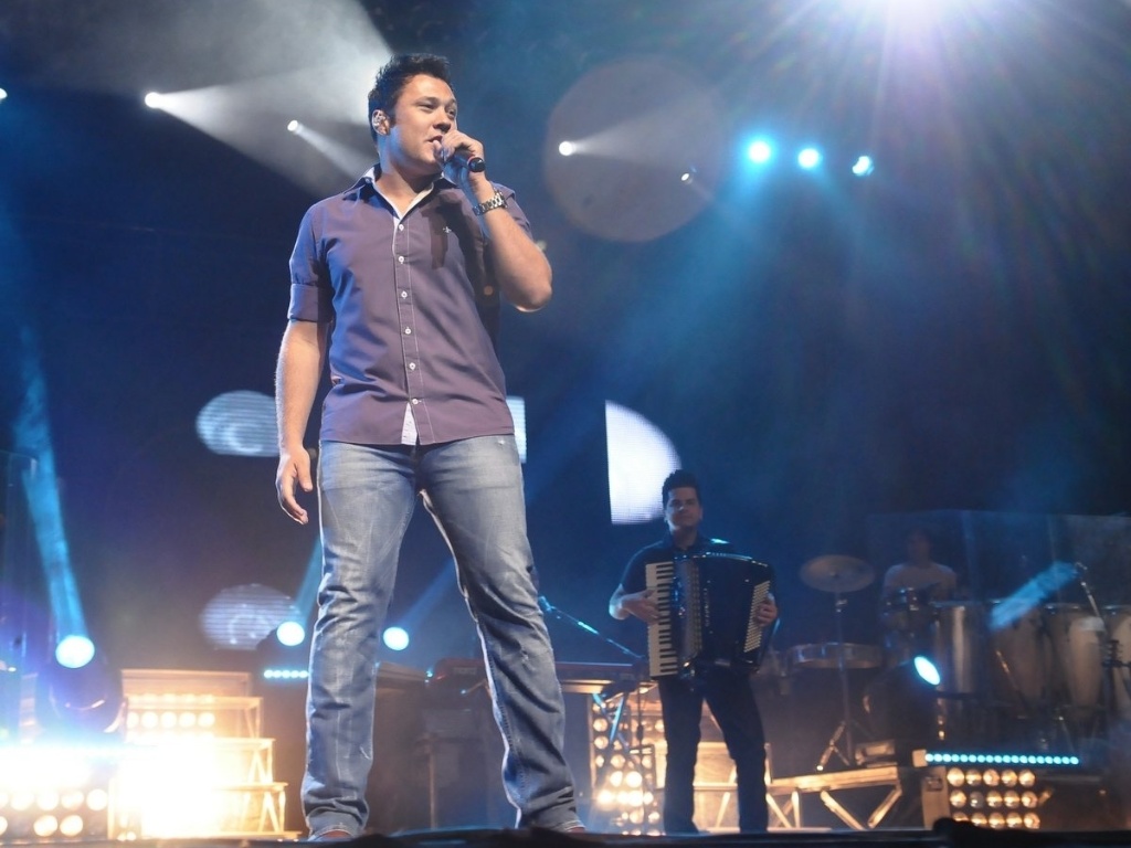 A dupla sertaneja João Bosco & Vinícius organizou um show beneficente em prol do Hospital de Câncer de Barretos, interior de São Paulo. O evento também marcou o lançamento do livro de Henrique Prata, "Acima de Tudo o Amor", e homenageou o cantor Sérgio Reis (6/11/12) - Francisco Cepeda/AgNews