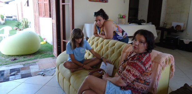 A estudante Isadora Faber com a mãe Mel (sentada no sofá) e a tia Joice (de pé) hoje pela manhã  - Renan Antunes de Oliveira/UOL