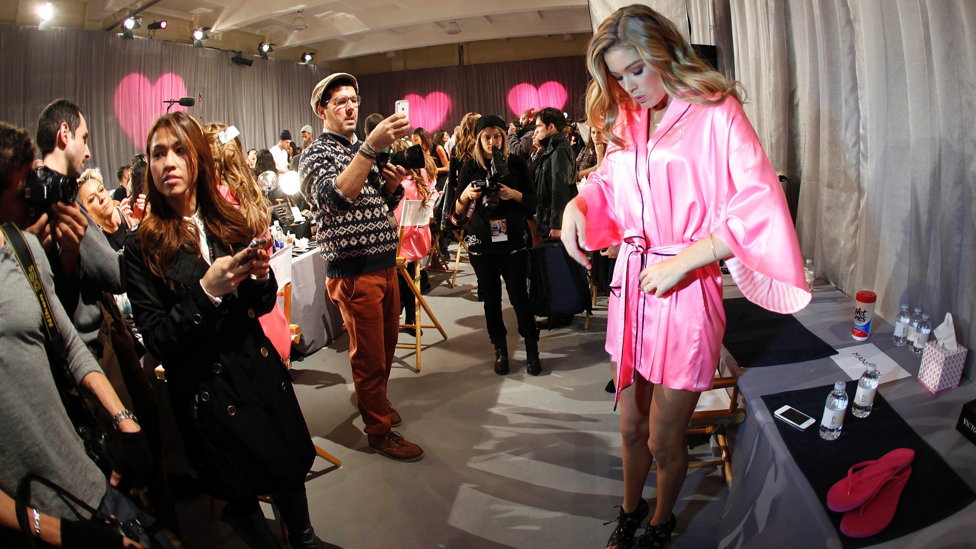 A modelo Doutzen Kroes arruma o robe rosa nos bastidores do desfile (07/11/2012) - Reuters
