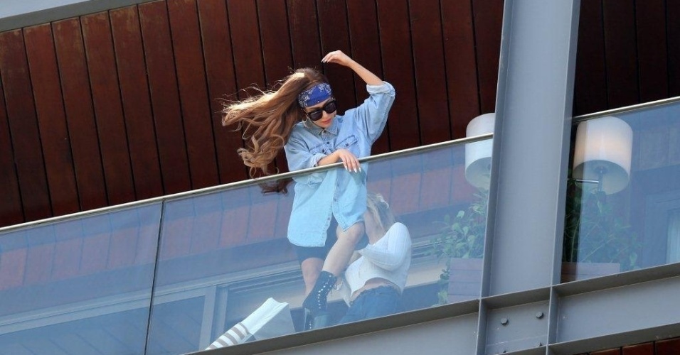 Cantora Lady Gaga interage com fãs da sacada do hotel no Rio de Janeiro (7/11/12)