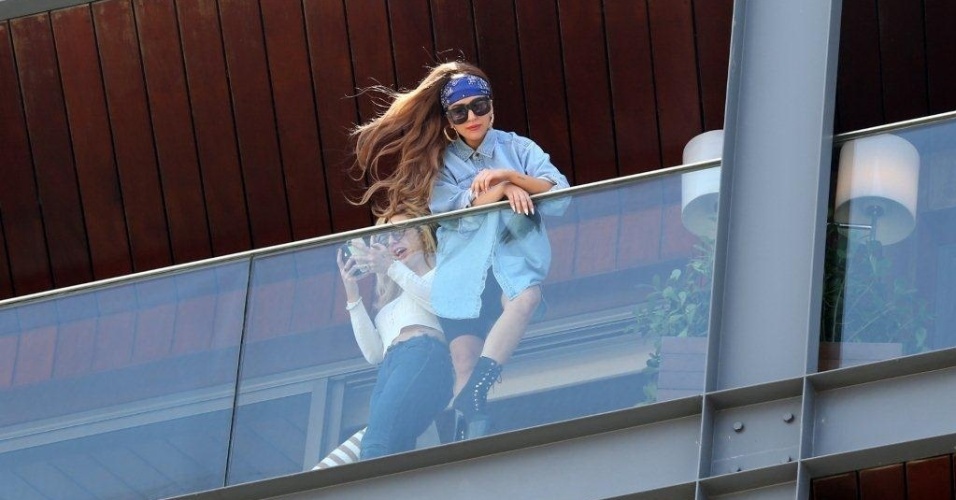 Cantora Lady Gaga interage com fãs da sacada do hotel no Rio de Janeiro (7/11/12)