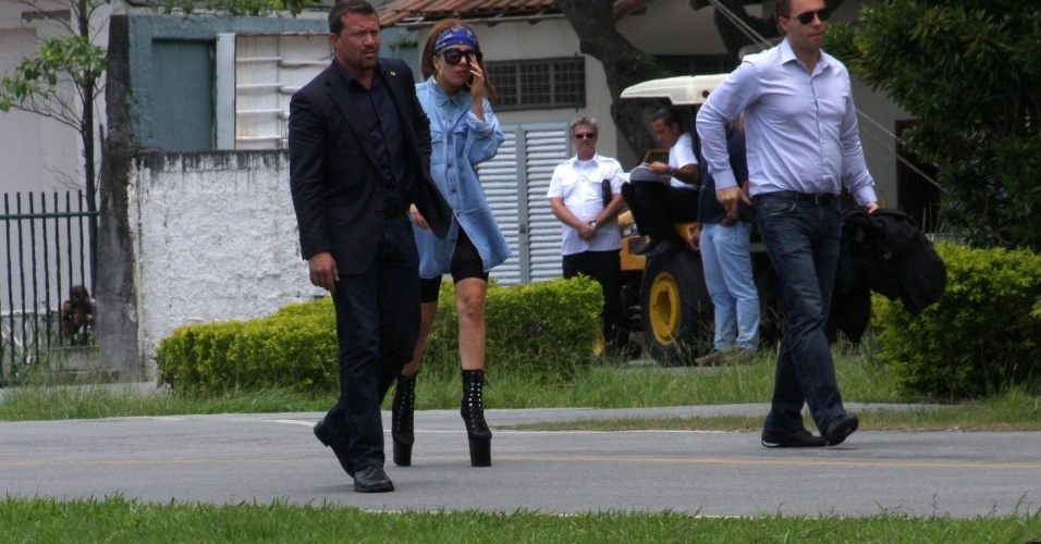 Depois de desembarcar no aeroporto do Galeão, Lady Gaga desce em heliponto na Lagoa, no Rio de Janeiro. A cantora chega ao Brasil para sua primeira turnê, que passará pelo Rio, por São Paulo e por Porto Alegre (07/11/2012)