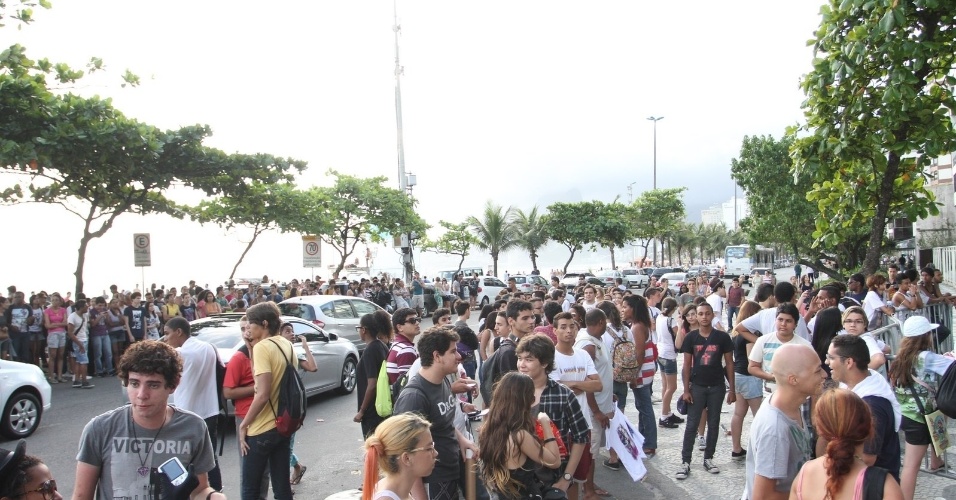 Fãs de Lady Gaga marcam presença à porta do hotel onde a cantora está hospedada no Rio de Janeiro (7/11/12)
