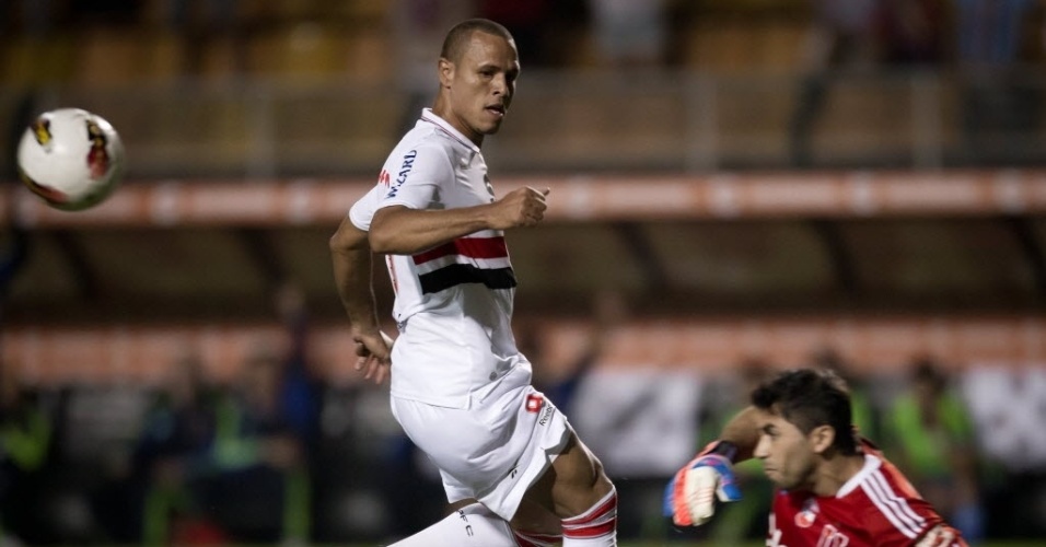 Herrera, goleiro da La U, sai do gol e impede chance de gol do atacante Luis Fabiano, do São Paulo