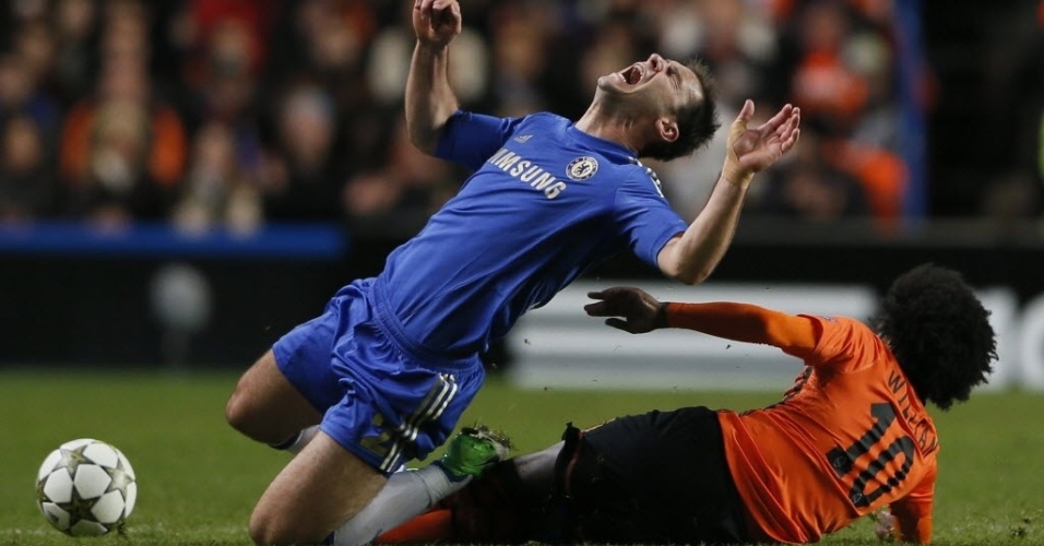 Ivanovic (esq.), zagueiro do Chelsea, sofre entrada dura do brasileiro Willian, do Shakhtar Donetsk, em partida da Liga dos Campeões