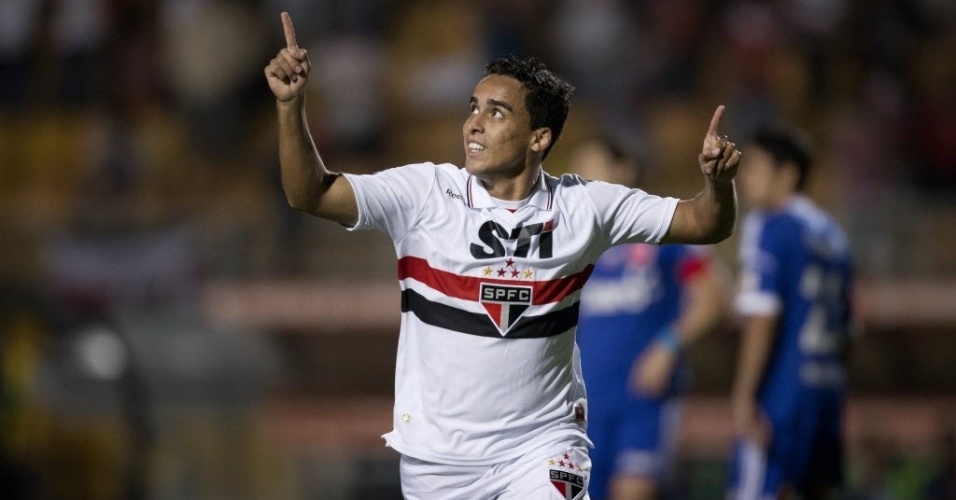 Jadson, meia do São Paulo, comemora o primeiro gol da equipe na partida contra a La U, no Pacaembu