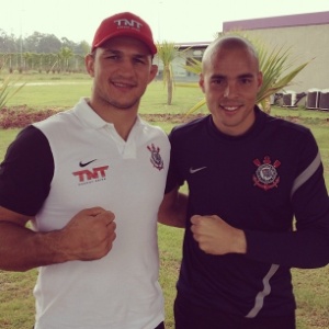 Junior Cigano, campeão do UFC, encontra o goleiro corintiano Júlio César no CT do clube - Reprodução/Instagram