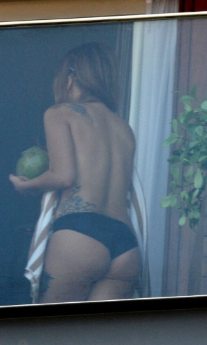 Lady Gaga aparece de topless na sacada do hotel no Rio de Janeiro. A cantora cobriu os seios apenas com uma toalha (7/11/12)