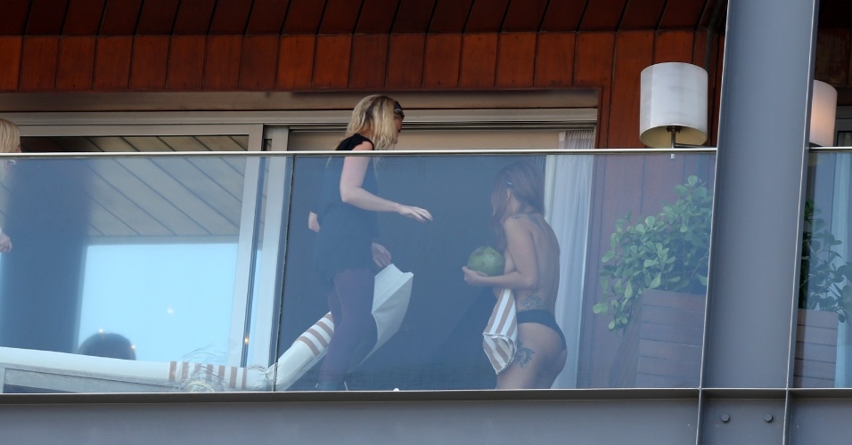 Lady Gaga cobre seios apenas com uma toalha na sacada do hotel no Rio de Janeiro (7/11/12)