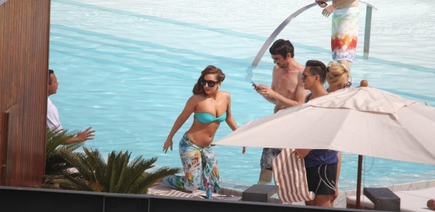 Lady Gaga curte a piscina do hotel no Rio de Janeiro ao lado de amigos nesta tarde de quarta-feira (7/11/12) - Delson Silva / AgNews