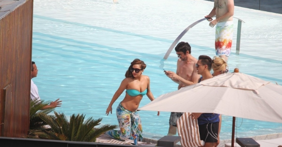 Lady Gaga curte a piscina do hotel no Rio de Janeiro ao lado de amigos nesta tarde de quarta-feira (7/11/12)