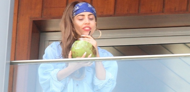 A cantora Lady Gaga toma água de coco em sacada de hotel no Rio de Janeiro - Foto Rio News