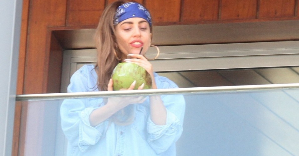 Lady Gaga toma água de coco em sacado do hotel no Rio de Janeiro (7/11/12)