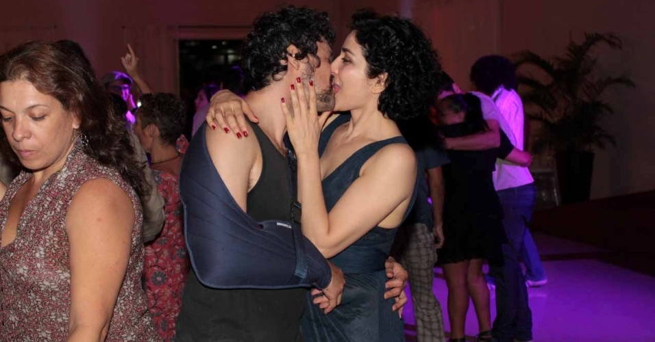 Letícia Sabatella dança e beija o namorado em evento do 9º Amazonas Film Festival no Teatro Amazonas, em Manaus (6/11/12)
